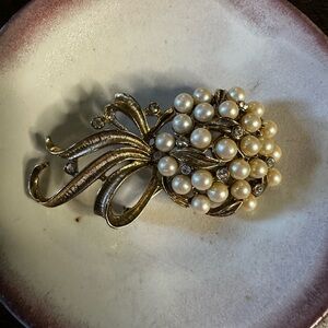 Elegant Gold and Pearl Brooch